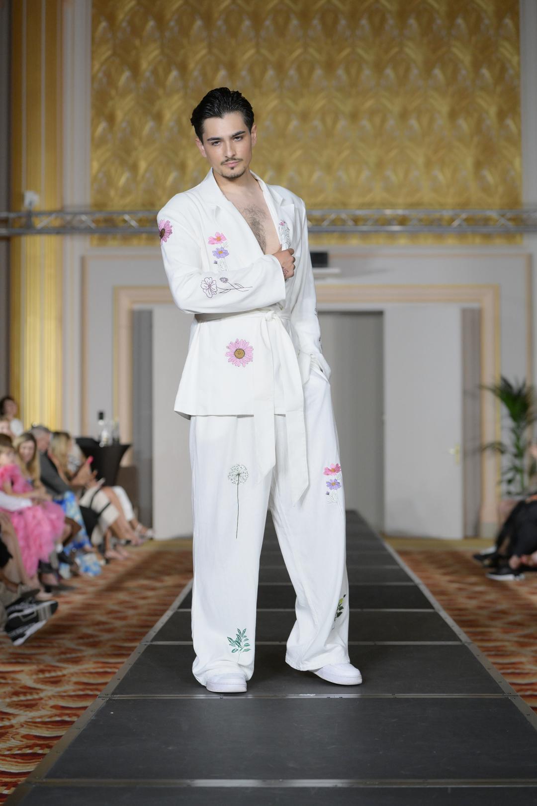 Israel Huertas - Monaco Fashion Week 2026, pose pasarela traje bordado