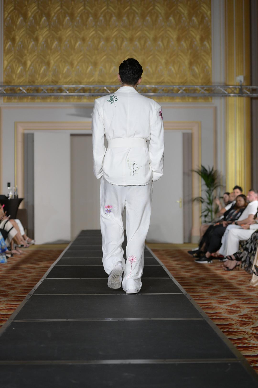 Israel Huertas - Monaco Fashion Week 2026, pasarela espalda traje floral