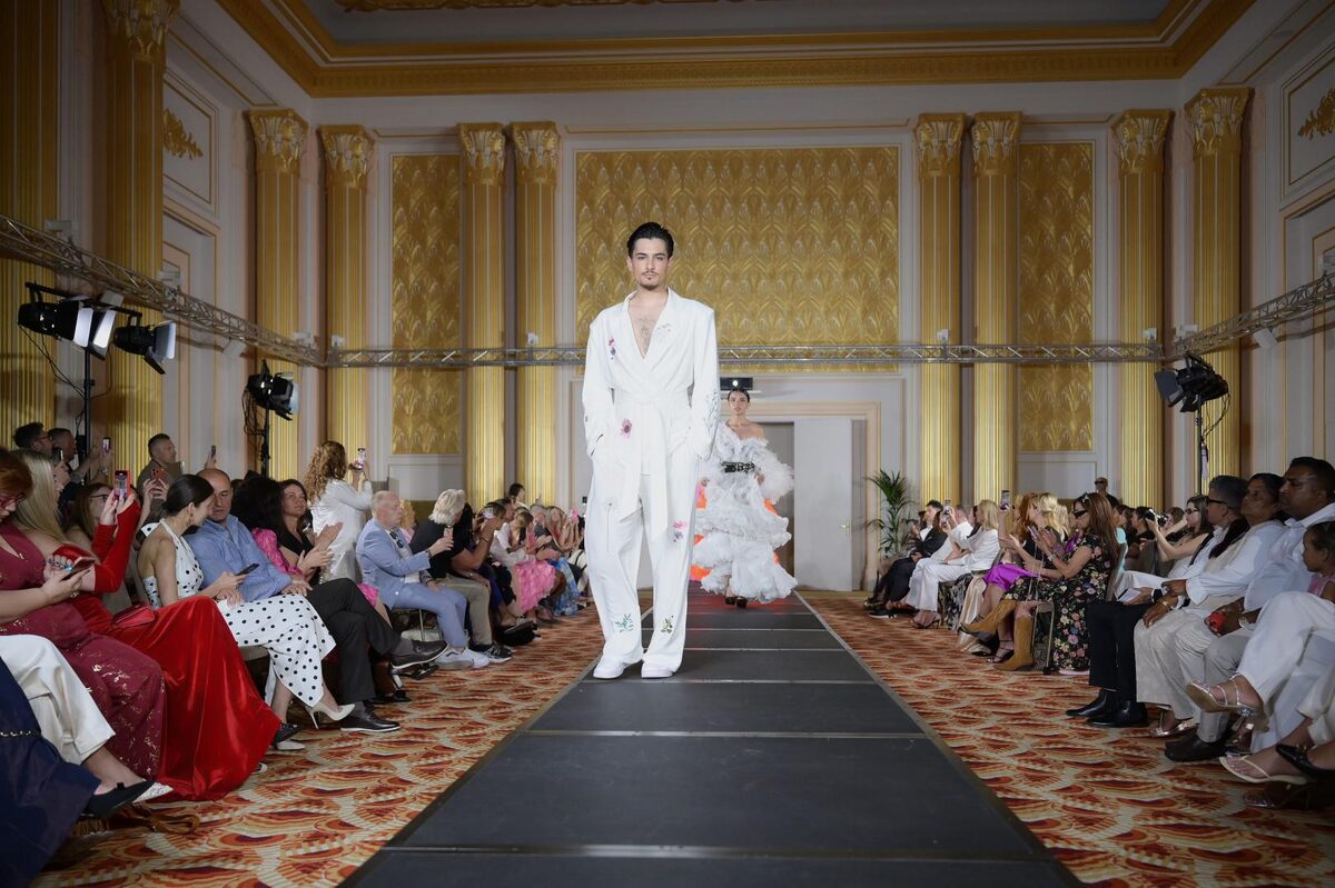Israel Huertas - Monaco Fashion Week 2026, pasarela frontal sala dorada público