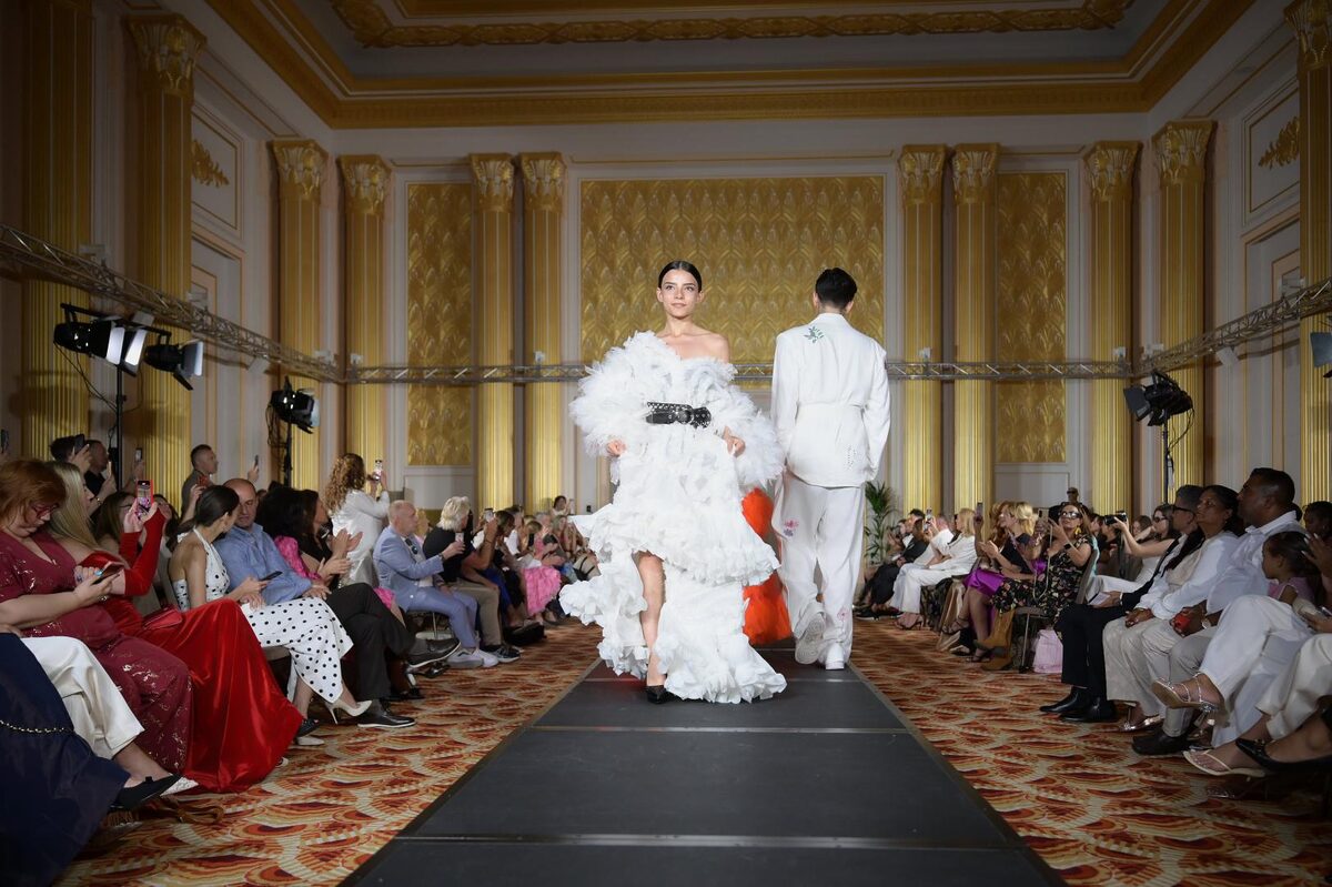 Israel Huertas - Monaco Fashion Week 2026, pasarela con modelo femenina