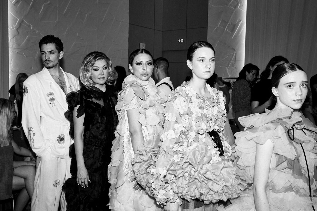 Israel Huertas - Monaco Fashion Week 2026, backstage grupo modelos blanco y negro