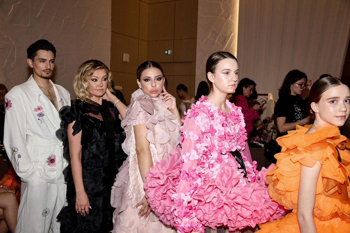 Israel Huertas - Monaco Fashion Week 2026, editorial sentado escaleras traje blanco floral