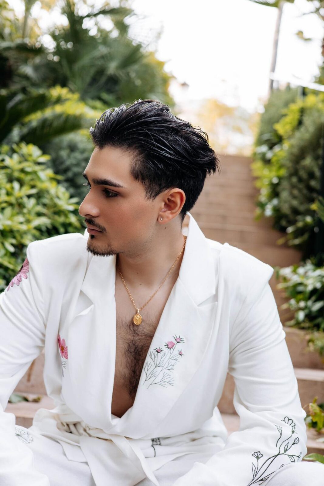 Israel Huertas - Monaco FW 2026, editorial retrato close-up traje blanco bordado
