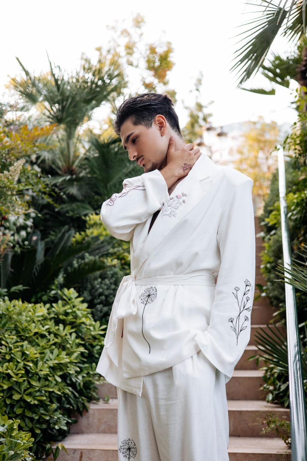 Israel Huertas - Monaco FW 2026, editorial cuerpo entero escaleras vegetación