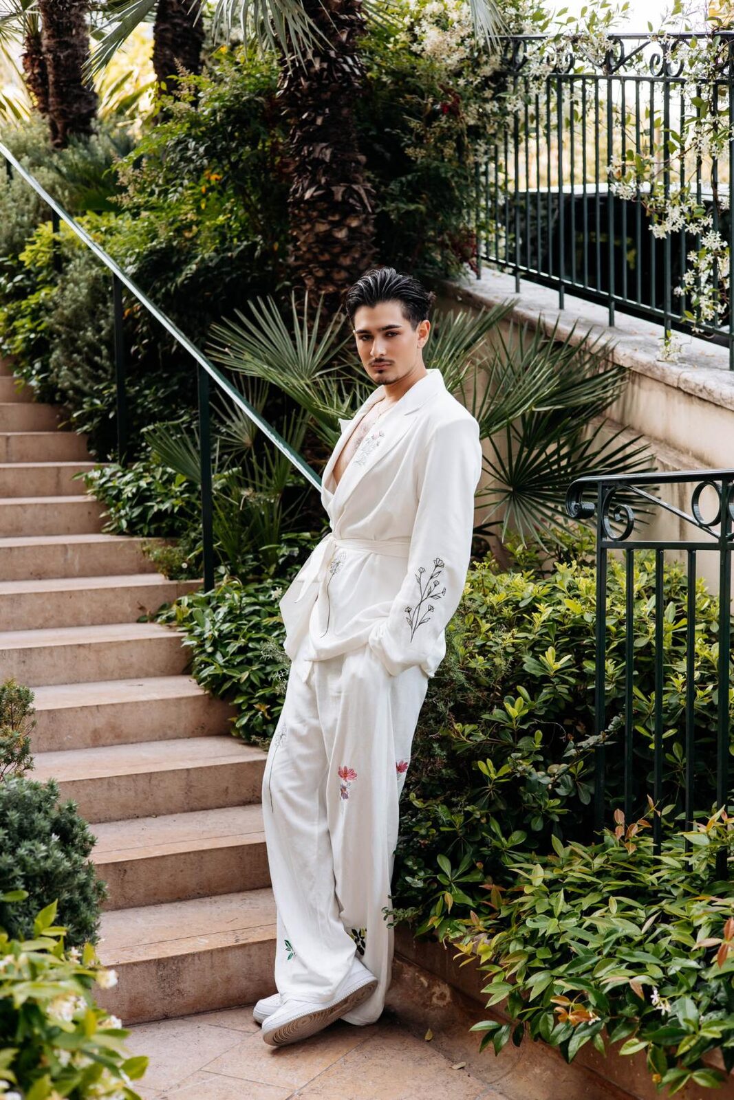 Israel Huertas - Monaco FW 2026, editorial sentado escaleras primer plano