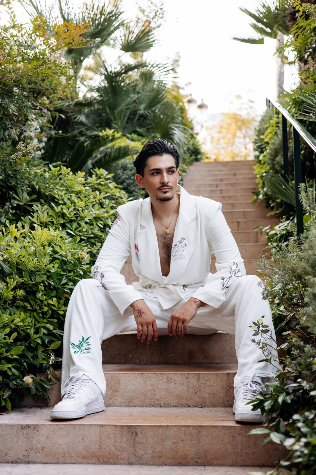 Israel Huertas - Monaco FW 2026, editorial medio cuerpo pose relajada
