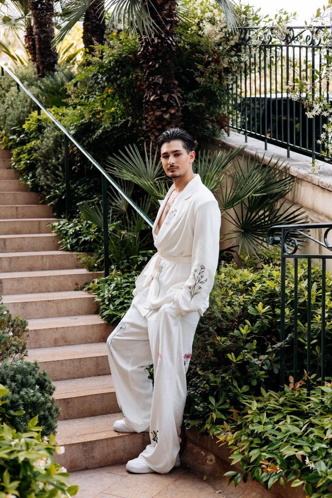 Israel Huertas - Monaco FW 2026, editorial cuerpo entero frontal escaleras