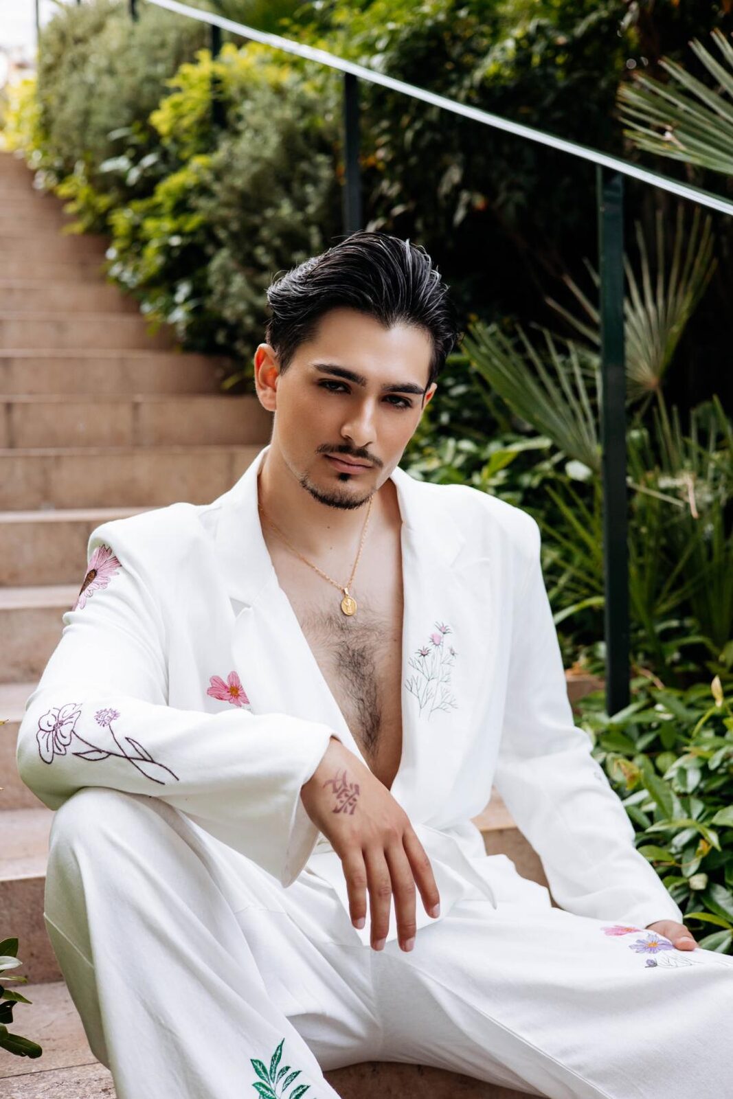 Israel Huertas - Monaco FW 2026, editorial retrato primer plano traje bordado