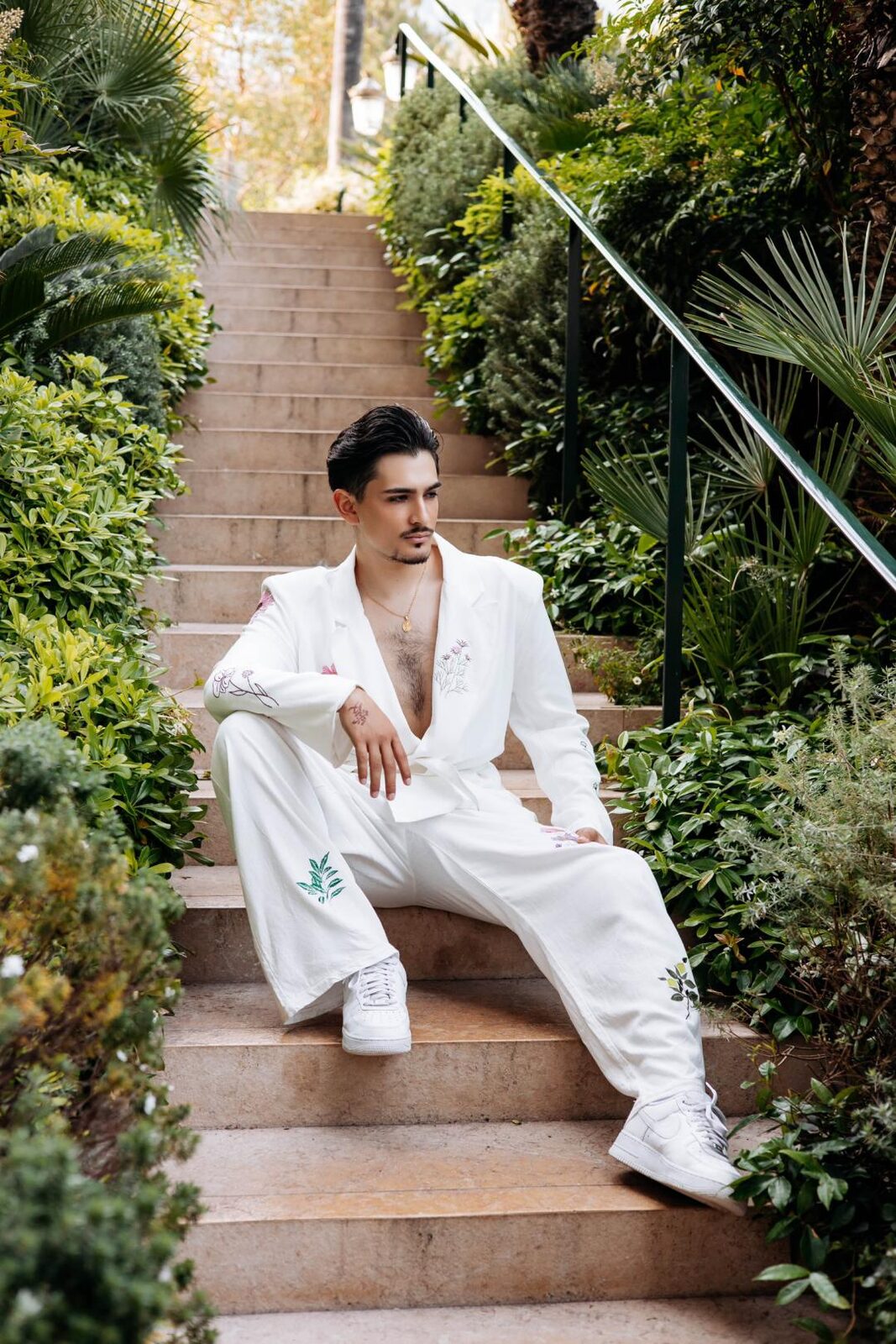 Israel Huertas - Monaco FW 2026, editorial cuerpo entero jardín