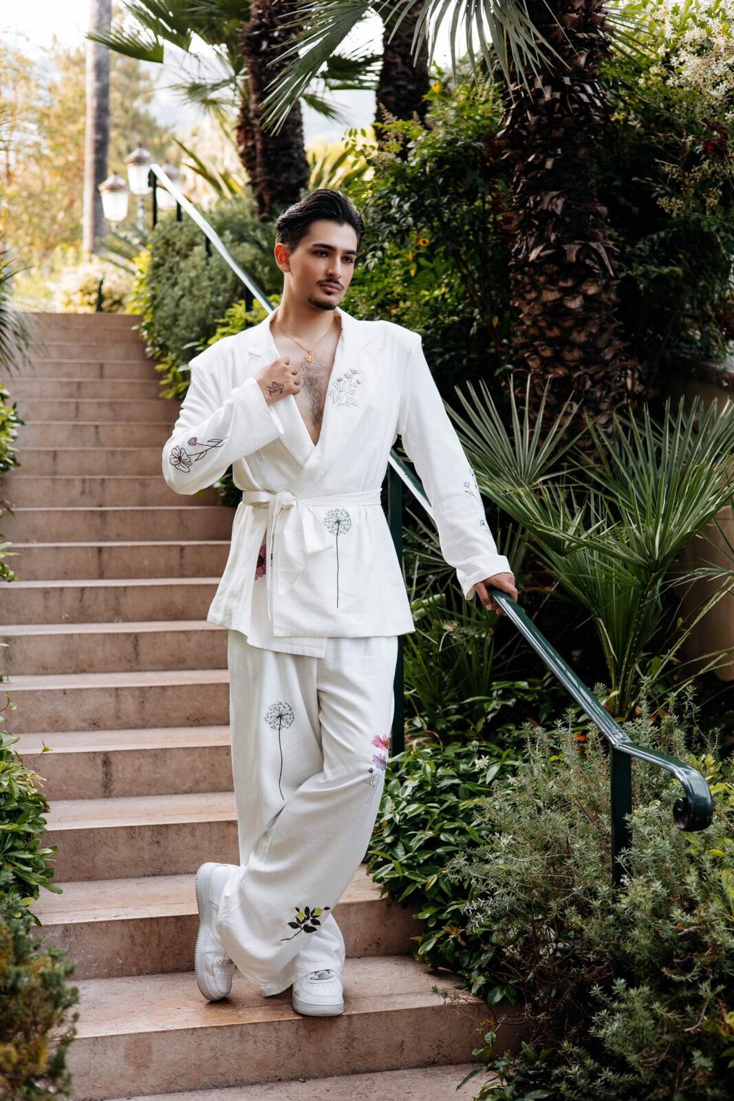 Israel Huertas - Monaco FW 2026, editorial retrato medio cuerpo traje floral