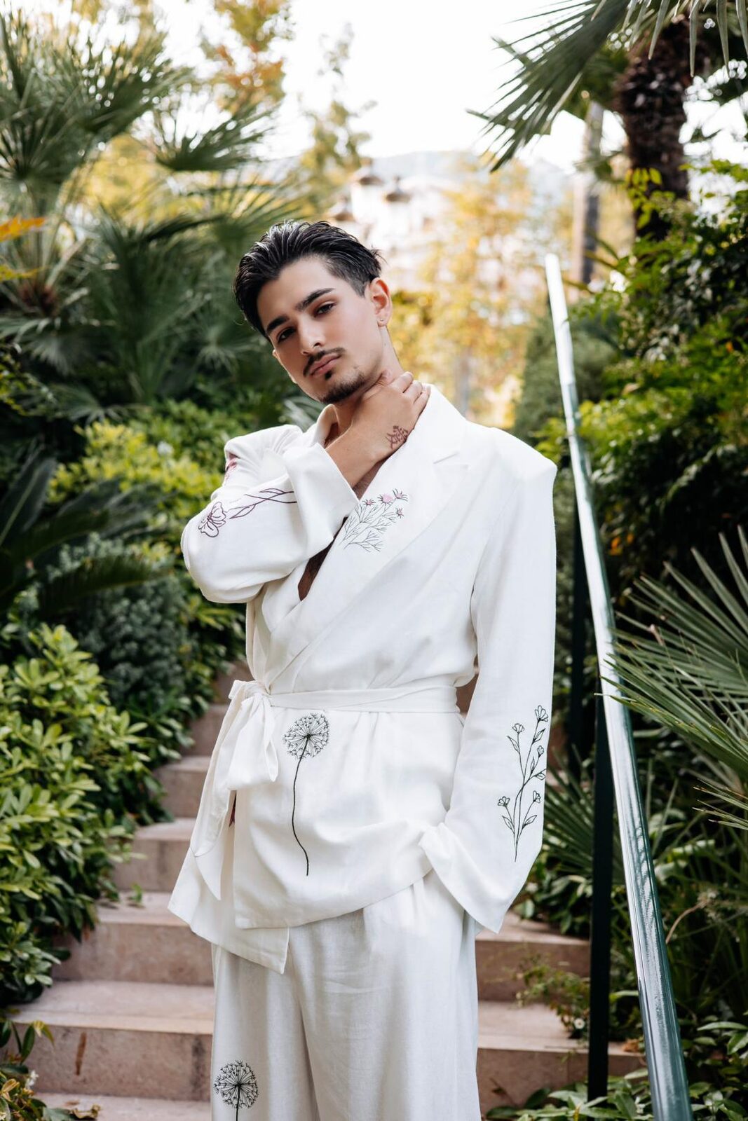 Israel Huertas - Monaco FW 2026, editorial mirada intensa escaleras
